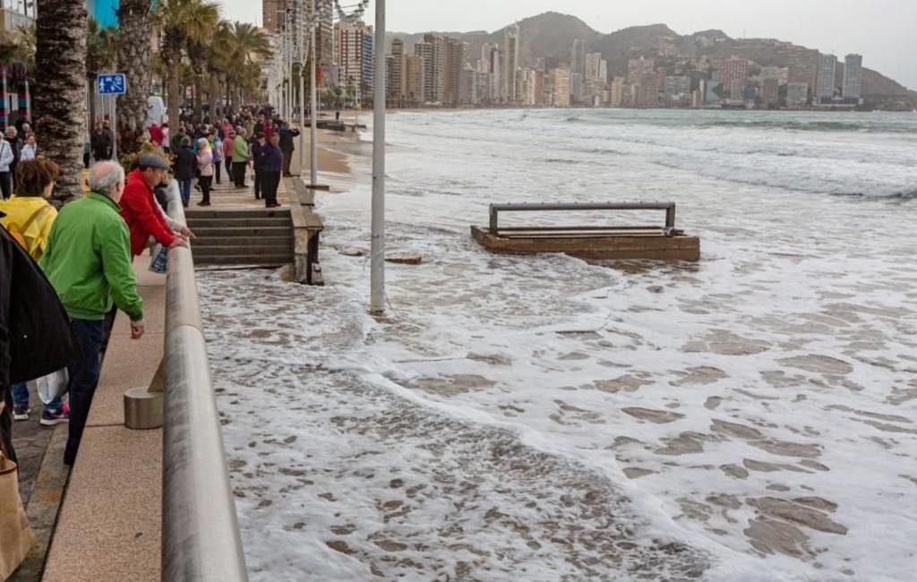 Stranden Benidorm beschadigd door noodweer