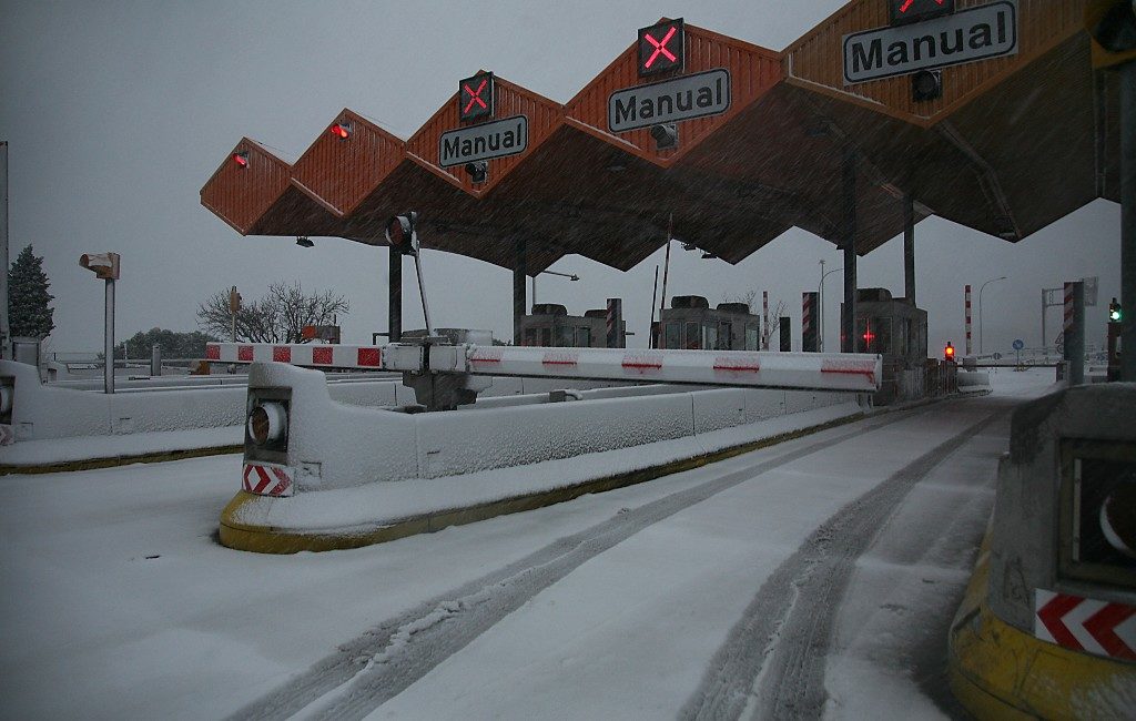 Snelweg AP-7 richting Franse grens gesloten vanwege sneeuw