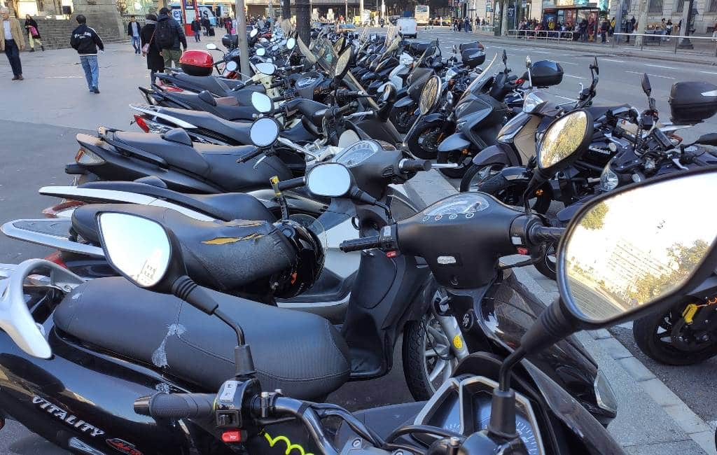 Boetes voor op de stoep geparkeerde motoren/scooters in Barcelona