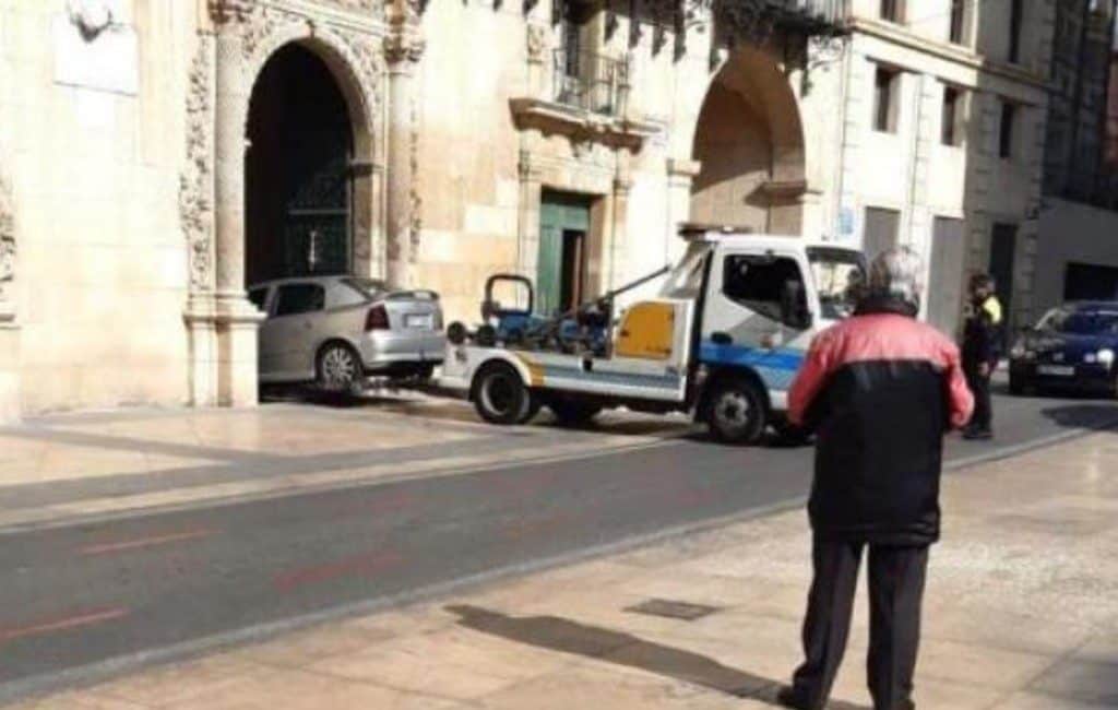 Man parkeert een auto in het gemeentehuis van Alicante