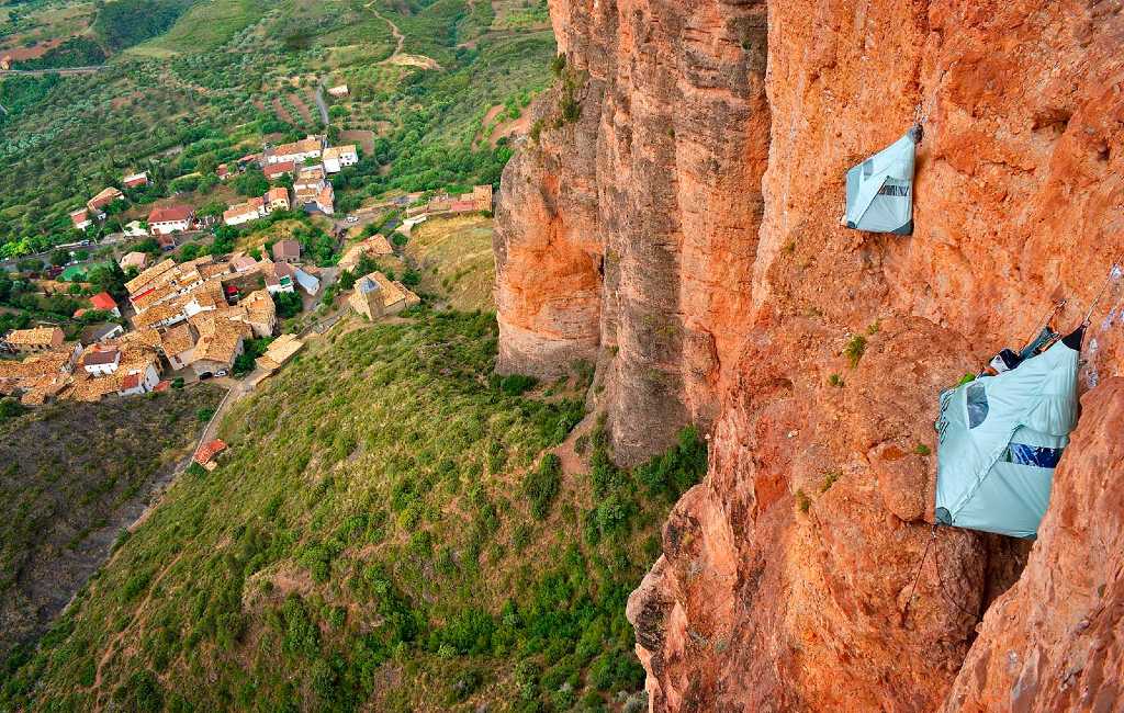 Slapen tegen een rotswand in Aragón