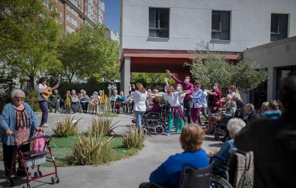 Verzorgers en bewoners bejaardenhuis in Sevilla vieren feest tijdens noodtoestand