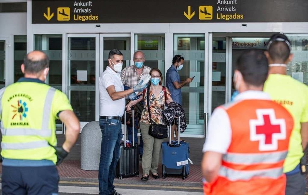 Met corona besmette man vliegt naar Lanzarote: 13 passagiers in quarantaine