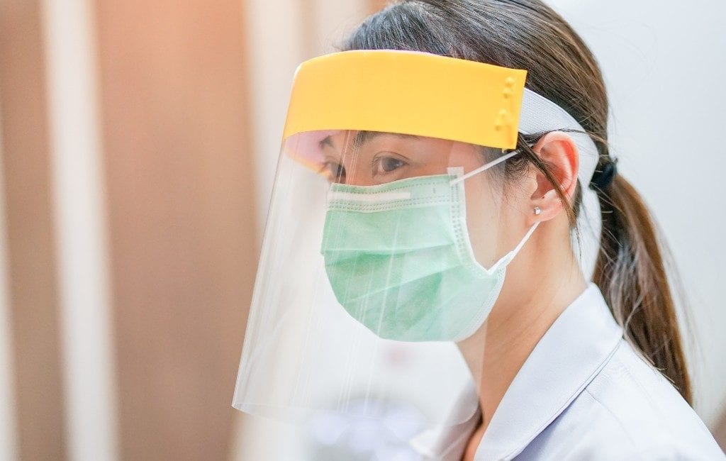 Helpen de transparante kunststof gezichtsmaskers wel tegen corona?