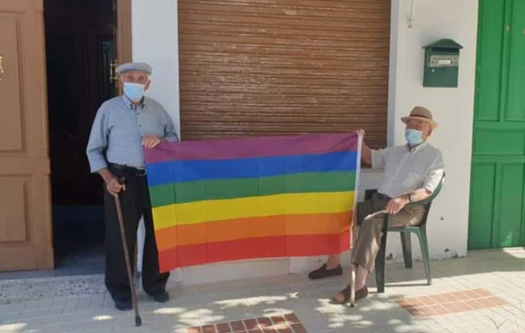 400 regenboog-vlaggen uit protest in dorp Málaga