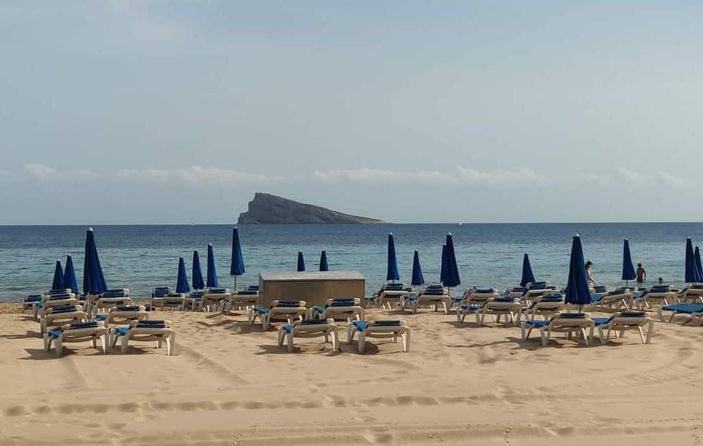 Consumeren in bars en restaurants Benidorm levert korting op bij strandbedjes