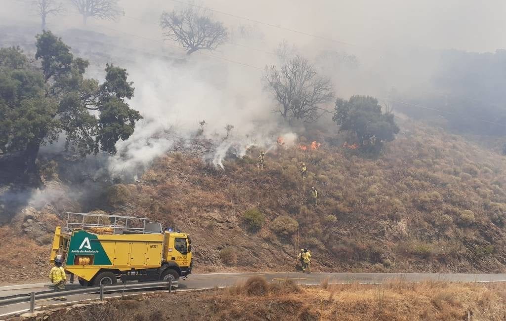 Natuur- en bosbrand in de buurt van Polopos in Granada