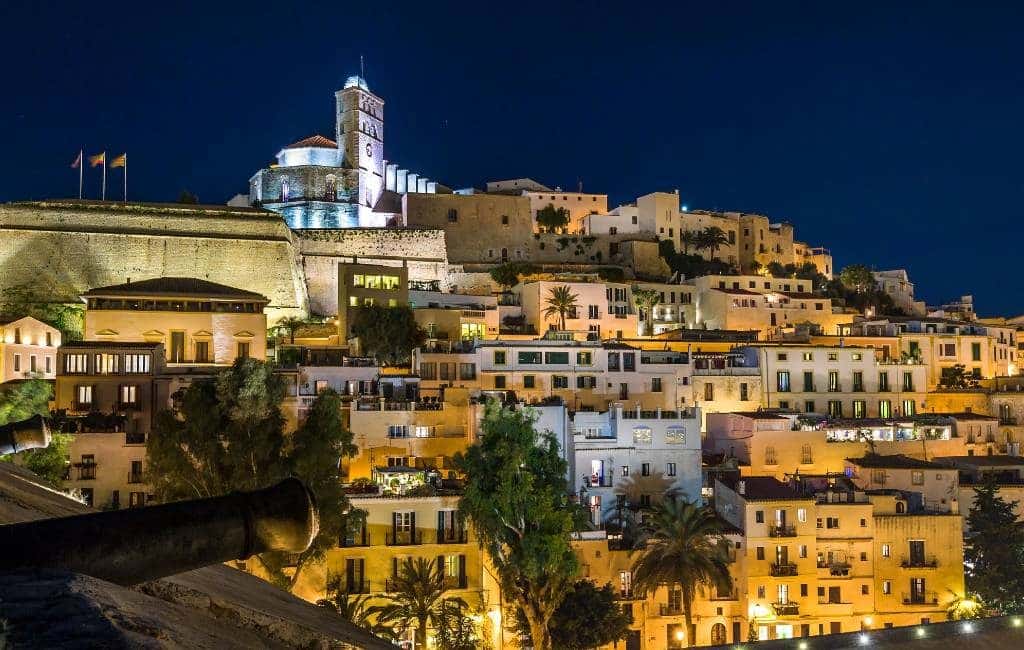 Minder lichtvervuiling op Ibiza vanwege gesloten discotheken