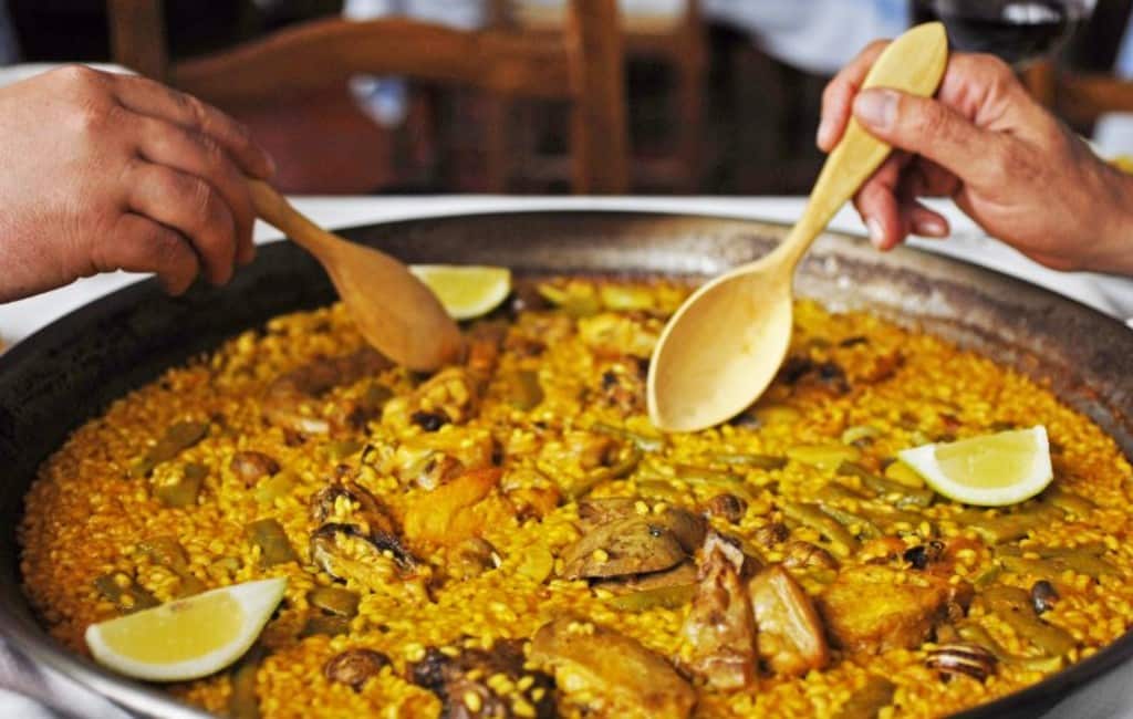 Met je familie uit een paellapan eten wordt afgeraden in Valencia
