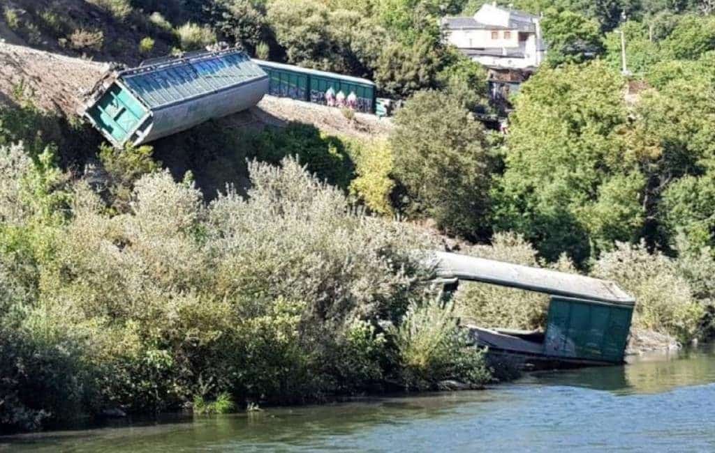 Kritiek op Spaanse spoorwegbeheerder voor in rivier duwen van lege wagons