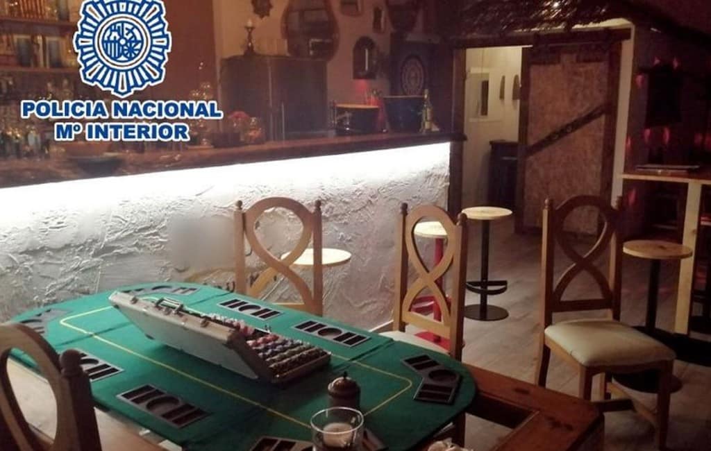 Politie vindt illegaal casino achter verborgen deur kaas- en wijnwinkel Alicante