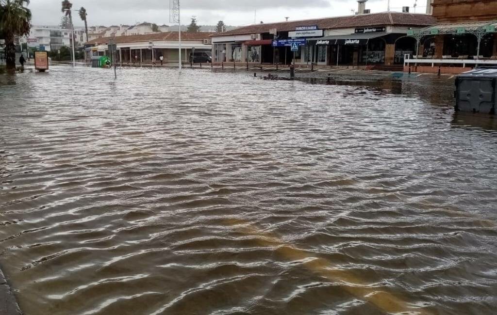 Overstroomde straten in de Valencia regio na hevig noodweer