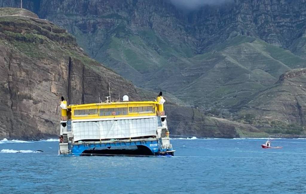 Fast-Ferry loopt vast in de haven van Agaete op Gran Canaria