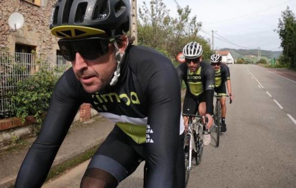 Ferrari piloot Fernando Alonso in ziekenhuis na aanrijding op de fiets