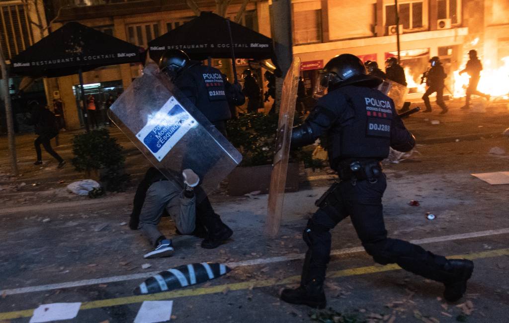 33 gewonden en 14 aanhoudingen bij rellen na arrestatie Spaanse rapper