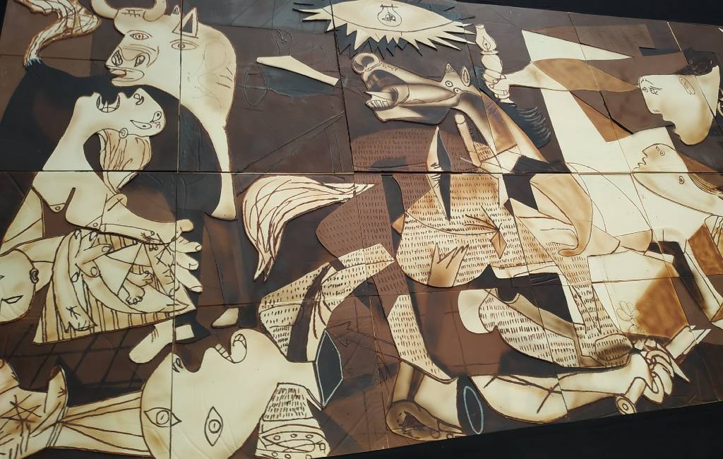 Guernica staat stil bij bombardement 84 jaar geleden met een Picasso op formaat van chocolade