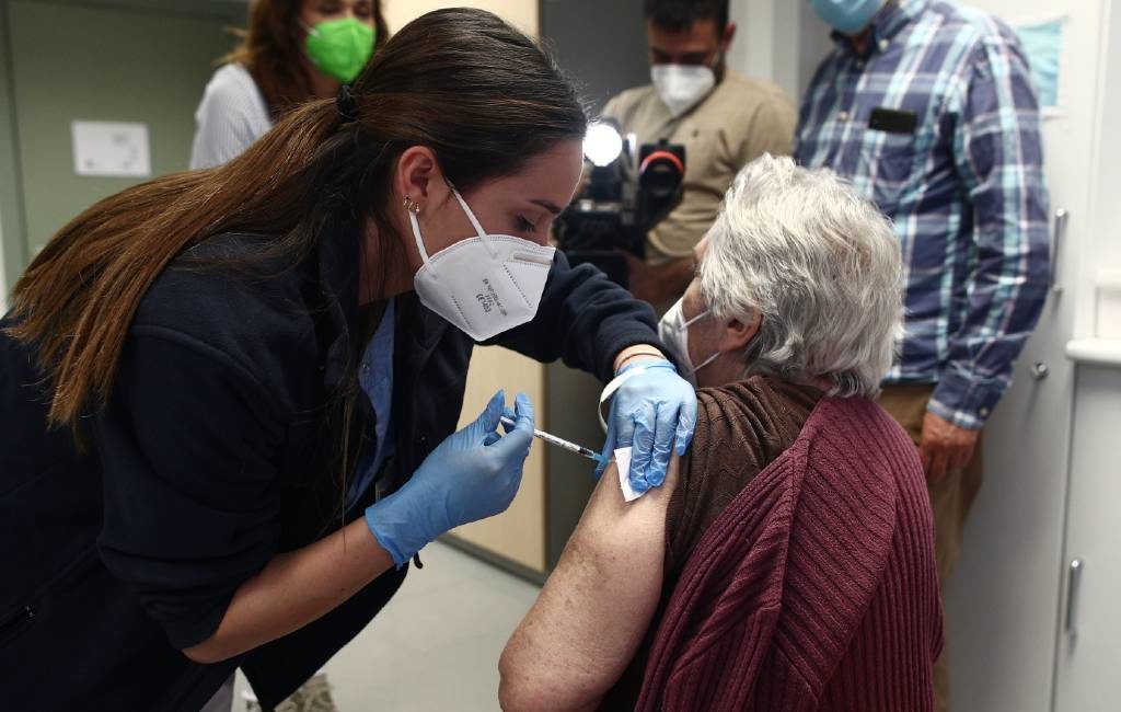 Corona-doden en besmettingen vanwege vaccinatie snel gedaald in bejaardencentra Spanje