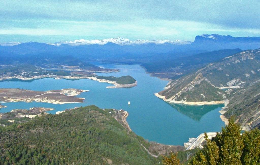 Plannen voor drijvende zonneparken in stuwmeer Mediano niet goed ontvangen in Huesca