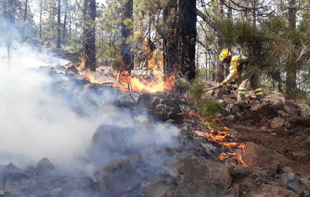Natuur en bosbrand in het Teide gebied op Tenerife nog steeds niet onder controle