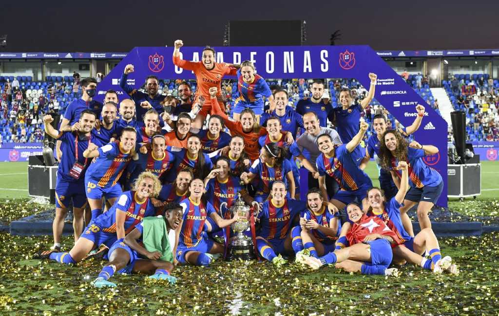 Vrouwenelftal FC Barcelona wint met de Copa del la Reina historische derde titel