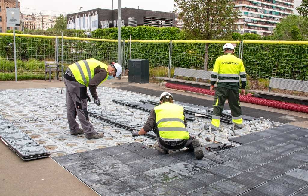 Barcelona start experiment met stoeptegels met daarin zonnepanelen