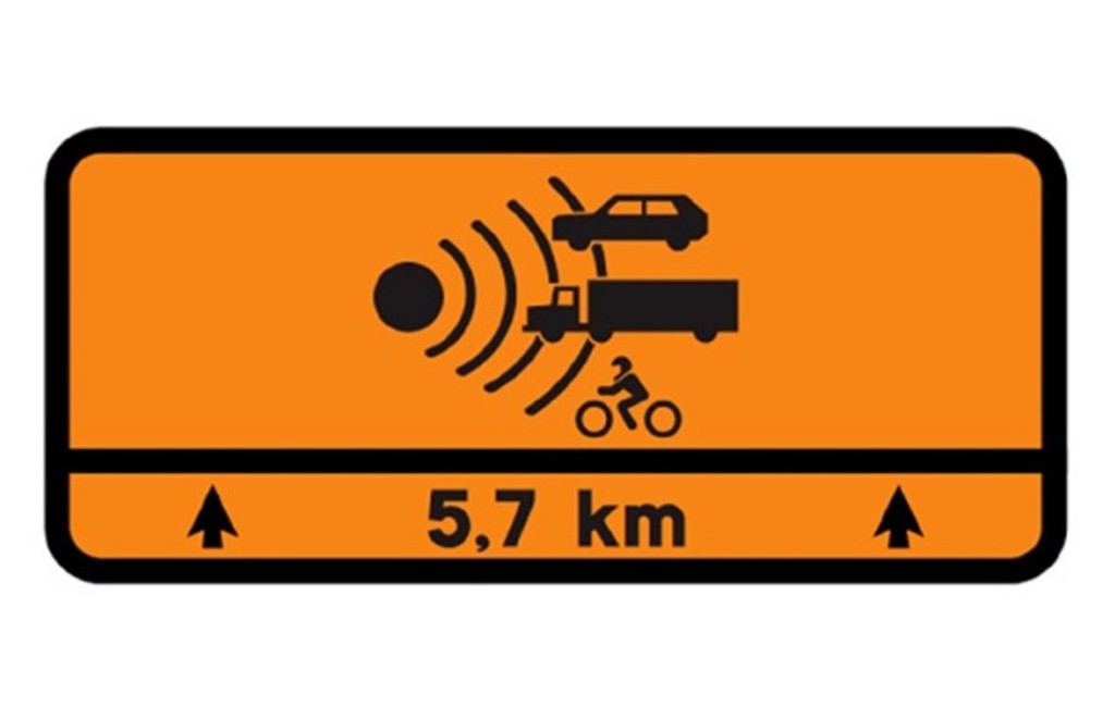 Nieuwe oranje verkeersbord op Spaanse wegen waarschuwt voor gevaar en snelheidsradar