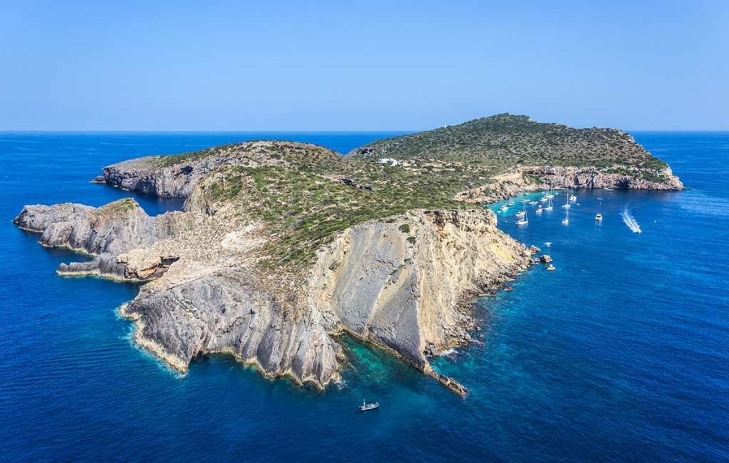 Eiland met luxe woning voor de kust van Ibiza nog steeds te koop