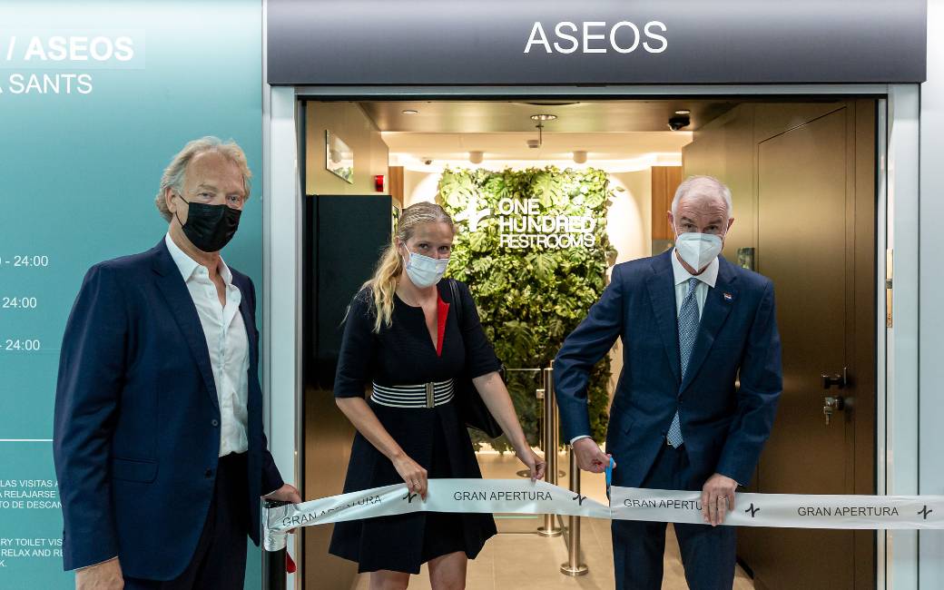 De Nederlandse consul in Barcelona opent toiletten in Sants treinstation