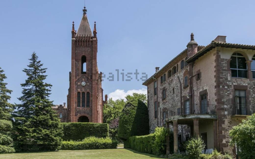 Landhuis met eigen kerk voor bijna 4 miljoen euro te koop in Catalonië