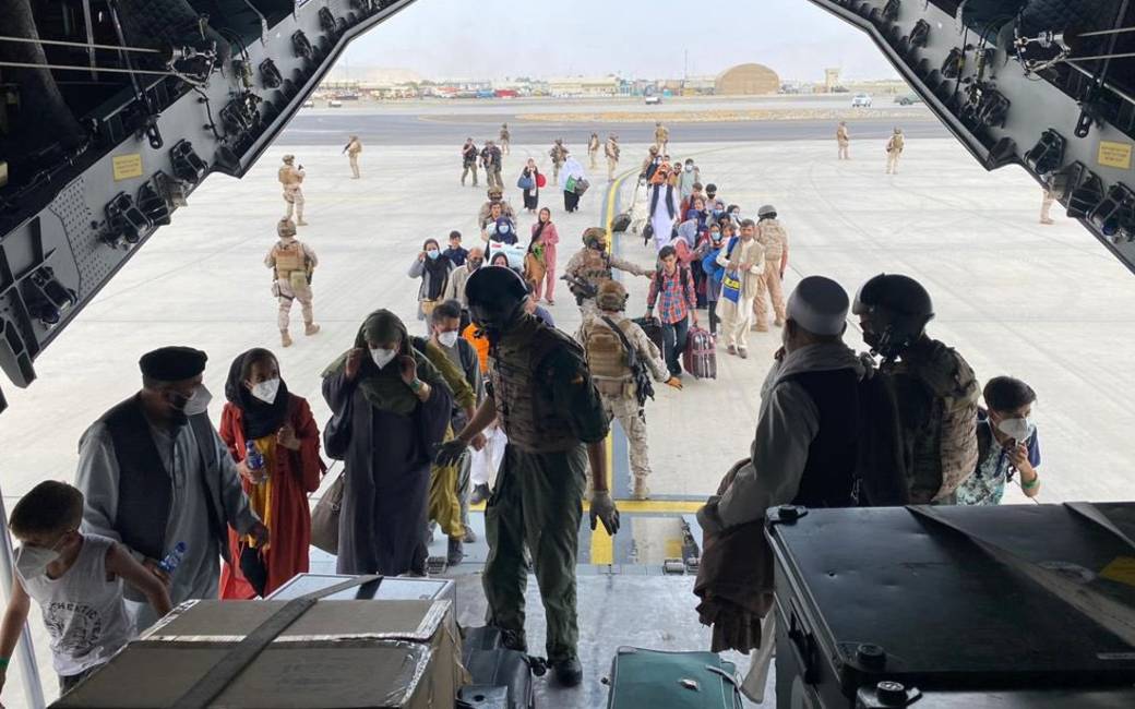 Derde vliegtuig met geëvacueerden uit Afghanistan aangekomen bij opvangkamp Madrid
