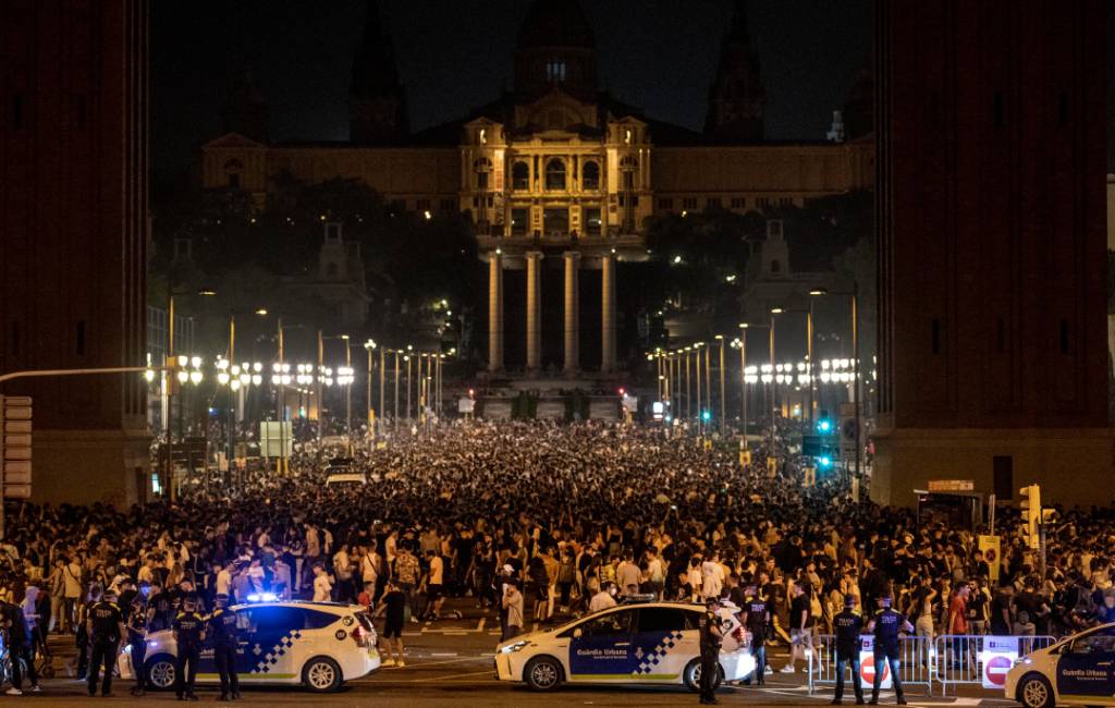 40.000 jongeren bijeen op de Plaza de España en omgeving in Barcelona tijdens macrobottelón