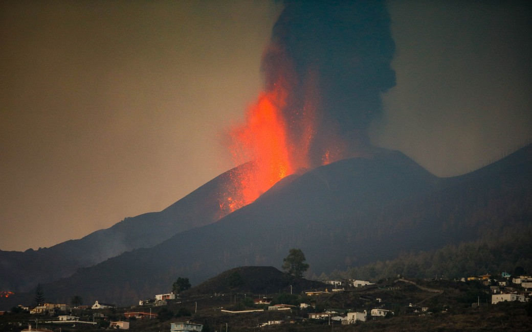 Vulkaanuitbarsting na korte pauze hervat op La Palma waar de lava de ...