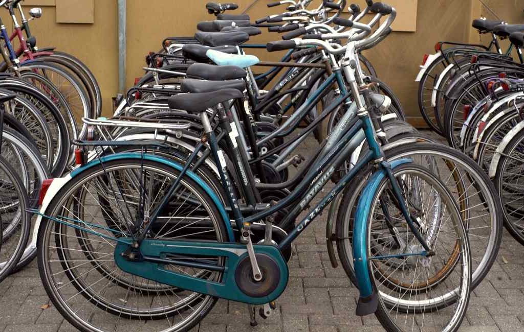 160 Nederlandse fietsen wachten in verlaten kapel in Zaragoza op nieuwe eigenaars