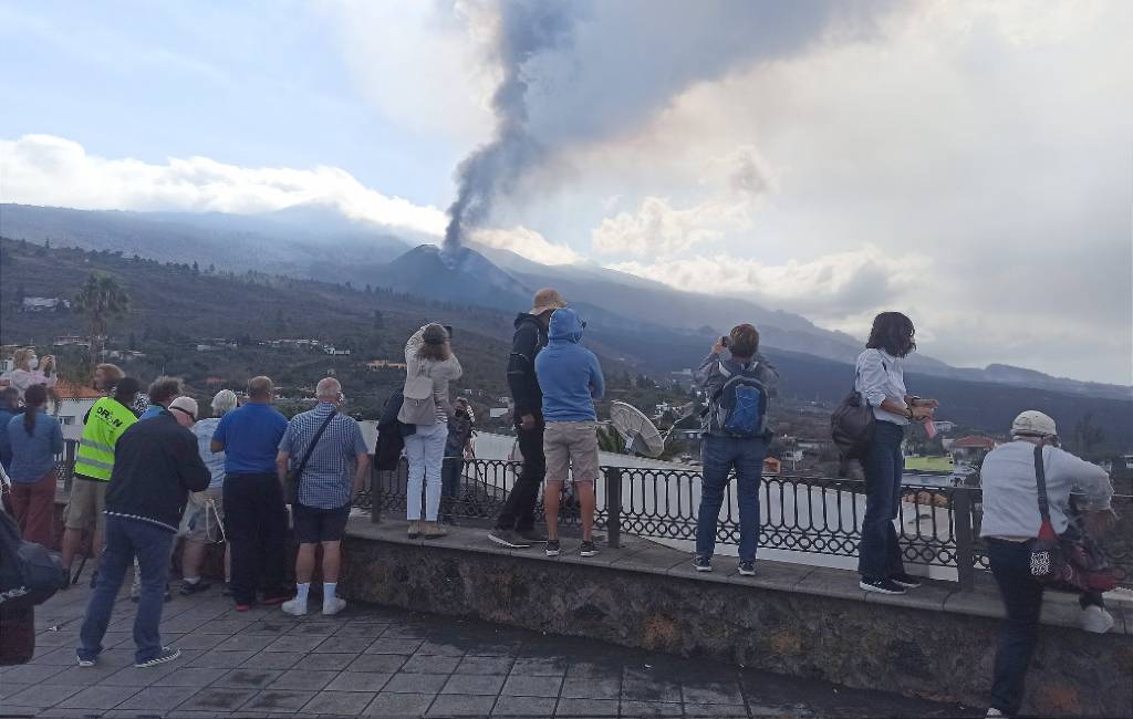 Duizenden toeristen naar la Palma gekomen om naar vulkaanuitbarsting te kijken