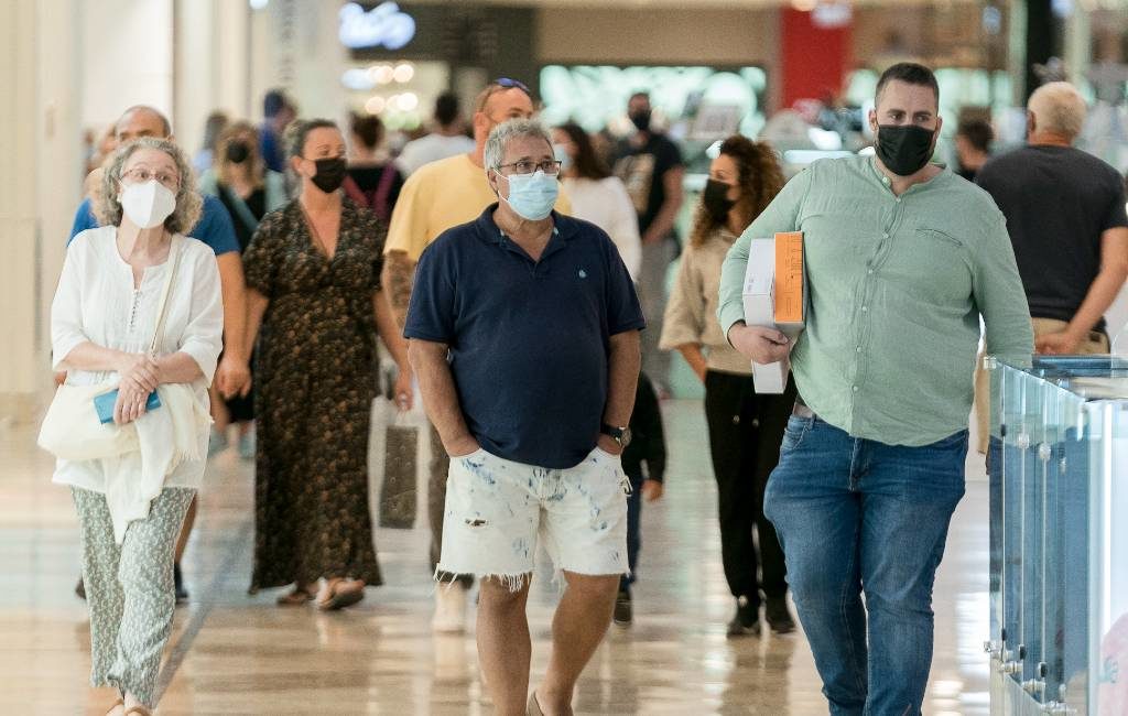 Mondkapjes tot volgend jaar lente nog verplicht in binnenruimtes in Spanje
