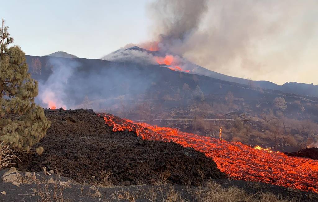 Derde week vulkaanuitbarsting La Palma met meer lava na instorten deel vulkaan