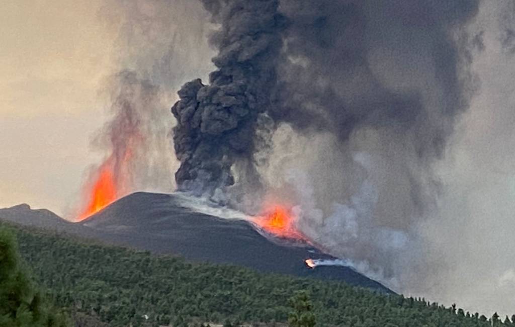 Nieuwe vijfde krater in vulkaan op La Palma zorgt voor nog meer lavastromen