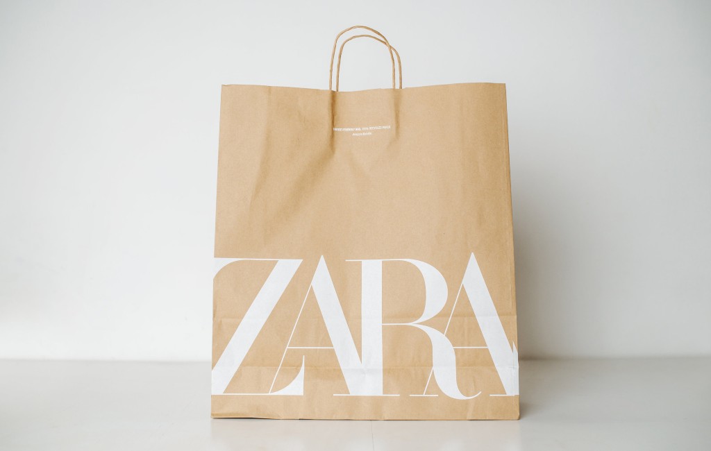 Klanten Spaanse Inditex-winkels zoals ZARA moeten 10 cent betalen voor papieren tas