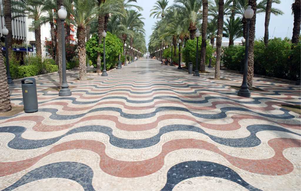 Website verkoopt tesserae van de emblematische boulevard van Alicante