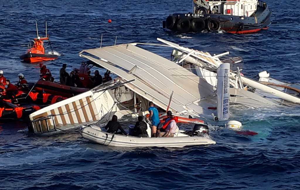 Toeristische catamaran zinkt voor de kust van Murcia met 33 opvarenden