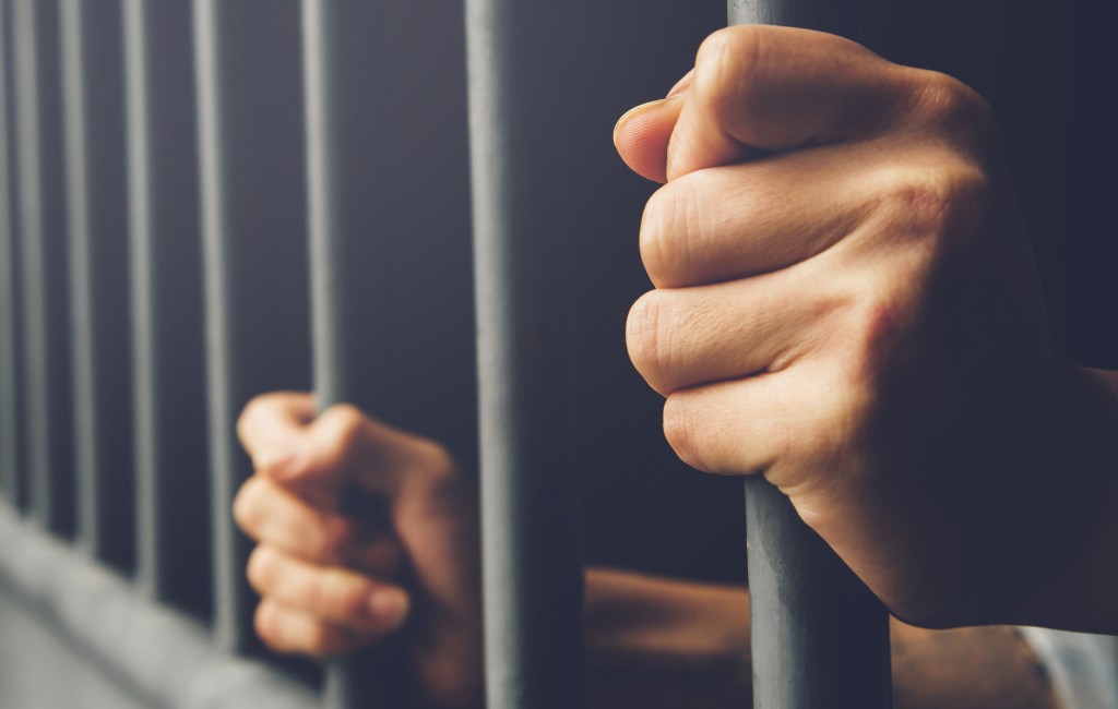 Veroordeeld tot 4 jaar en 3 maanden cel voor gewelddadige diefstal van 1 euro