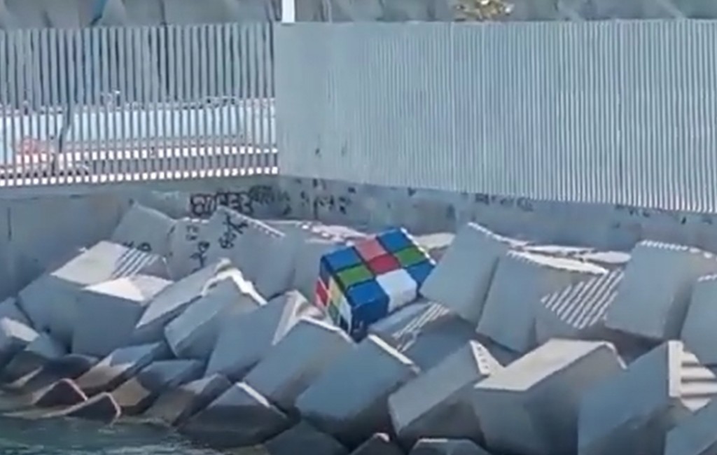 Málaga heeft een grote Rubiks kubus als kunstwerk in de jachthaven