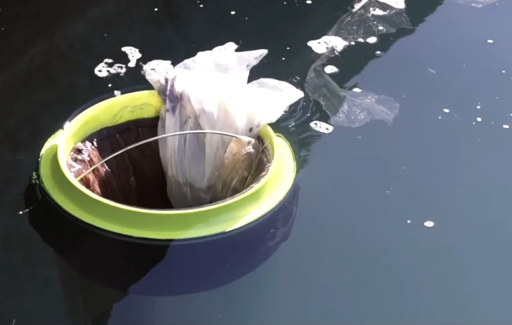 Drijvende vuilnisbak haalt afval weg uit de haven van Valencia