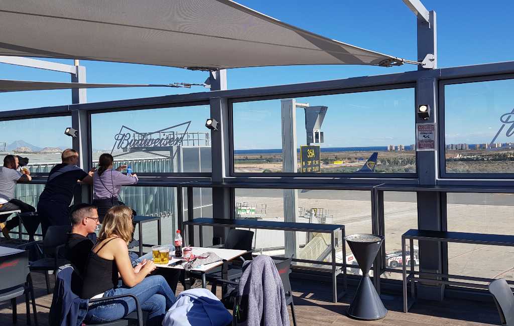 Nieuw panoramaterras vliegveld Alicante-Elche met vertraging eindelijk open