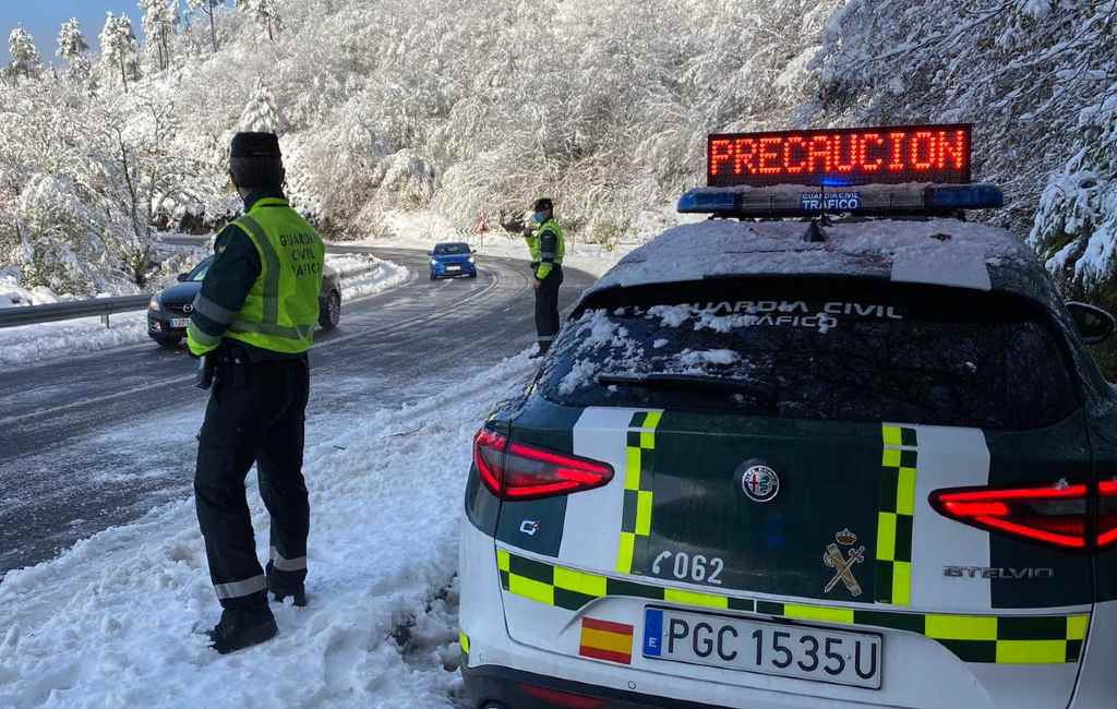 Guardia Civil agenten redden hond uit ijskoud meer in Jaca