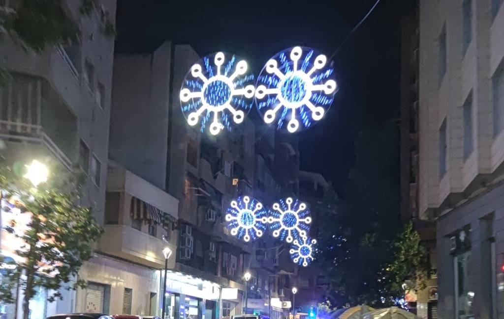 In Alicante heeft men kerstverlichting dat op het coronavirus lijkt