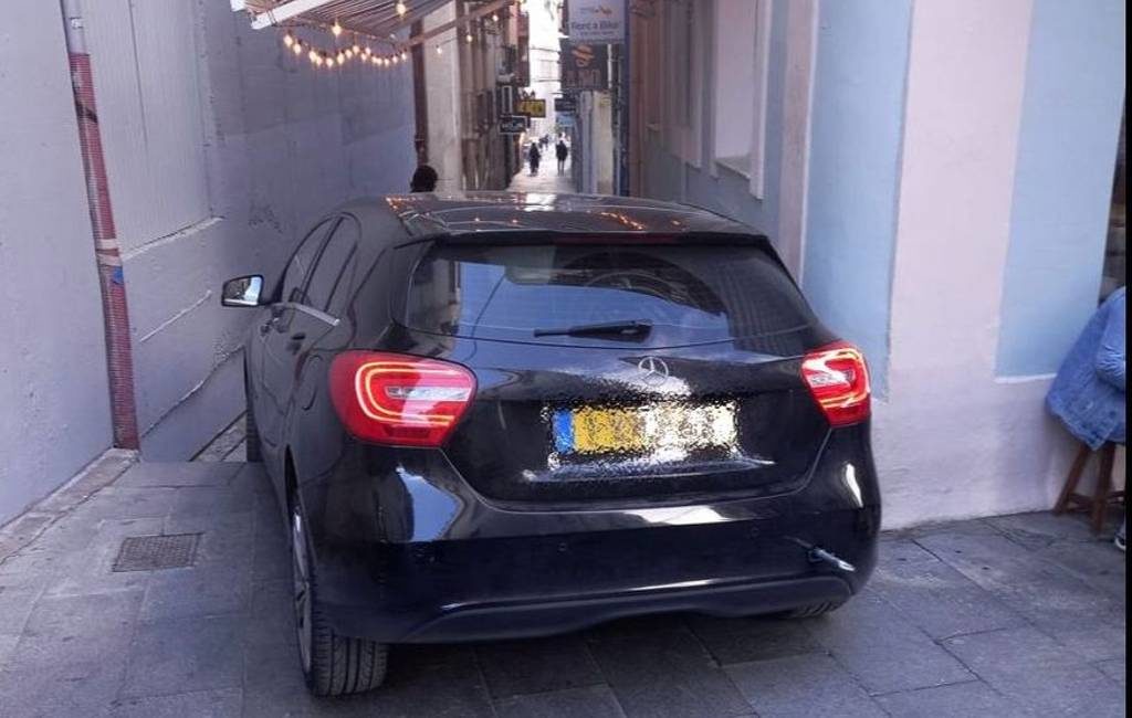 Automobilist met geel kenteken rijdt zichzelf vast in oude centrum Alicante
