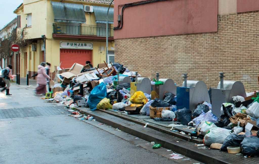 Bergen vuilnis ontsieren de straten van Salt in de provincie Girona