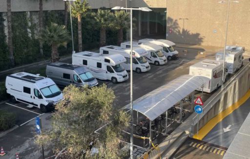 Werknemers waterzuiveringsinstallatie Barcelona wonen tijdelijk in campers om Omicron-besmetting te vermijden