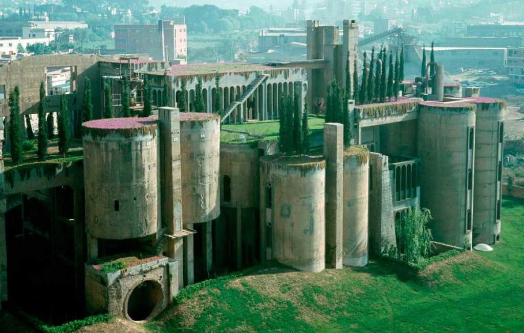 Catalaanse architect heeft oude cementfabriek tot woning en kantoorruimte verbouwd nabij Barcelona